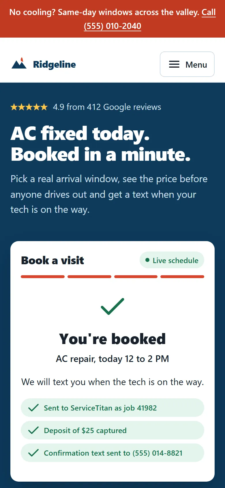 Phone screen confirming a booking, with badges for the software sync, the deposit and the confirmation text